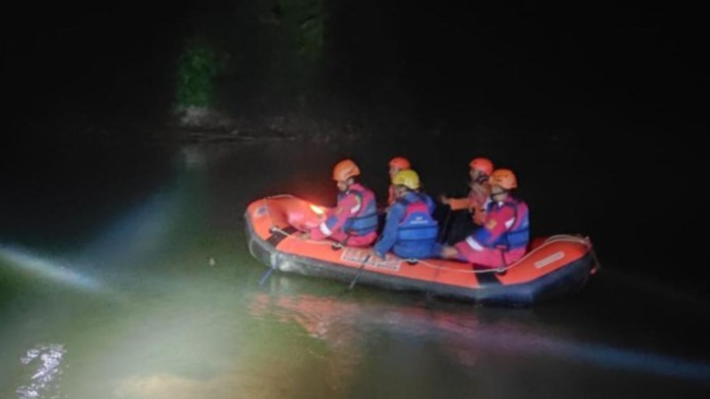 Pencarian bocah tenggelam di kali Ciliwung 
(Dok. Ist)