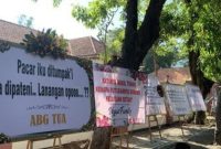 Karangan bunga memadati depan PN Surabaya
(Dok. Ist)