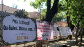 Karangan bunga memadati depan PN Surabaya
(Dok. Ist)