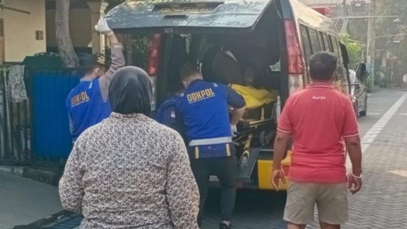 Pihak kepolisian saat mengevakuasi jenazah korban (Dok. Ist)