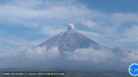 Gambar gunung Semeru yang kembali erupsi sejak dini hari (Dok. Ist)