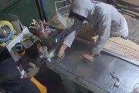 Perampokan di toko Frozen food Surabaya yang terekam CCTV (Dok. Ist)