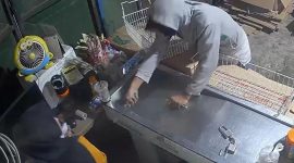 Perampokan di toko Frozen food Surabaya yang terekam CCTV (Dok. Ist)