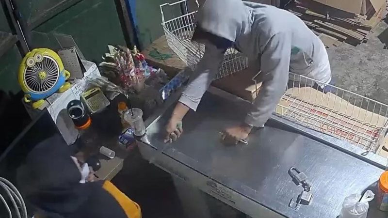 Perampokan di toko Frozen food Surabaya yang terekam CCTV (Dok. Ist)