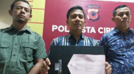 Potret pihak kepolisian saat menunjukkan barang bukti (Dok. Ist)