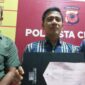 Potret pihak kepolisian saat menunjukkan barang bukti (Dok. Ist)