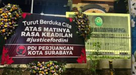 Tulisan duka cita yang diberikan PDIP Surabaya atas bebasnya Ronald Tannur (Dok. Ist)