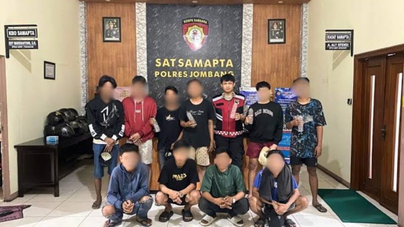 Pemuda yang diciduk polisi saat melakukan pesta miras (Dok. Ist)