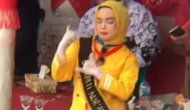 Mayoret Jilbab Viral dengan Gunakan Rok Mini Tuai Cibiran