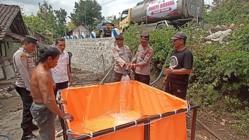 Polisi Ponorogo beri bantuan air bersih bagi masyarakat terdampak kekeringan
(Dok. Ist)