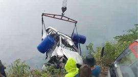 Mobil kades terjun bebas ke danau toba
(Dok. Ist)