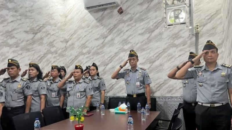 Jajaran Lapas Pematangsiantar mengikuti kegiatan Apel Pagi perdana bersama Menteri Hukum dan Hak Asasi Manusia (Menkumham)

(Dok. Ist)