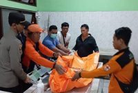 Proses evakuasi jenazah Kadek Buda yang diduga hanyut saat mandi (Dok. Ist)