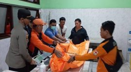 Proses evakuasi jenazah Kadek Buda yang diduga hanyut saat mandi (Dok. Ist)