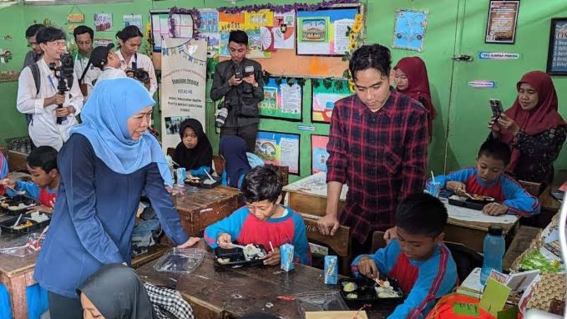 Potret Gibran Rakabuming Raka dan Khofifah Indar Parawansa mengikuti uji coba makan bergizi gratis (Dok. Ist)