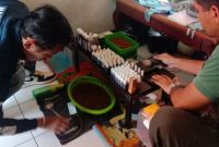 Pihak kepolisian saat menggerebek rumah produksi narkoba (Dok. Ist)