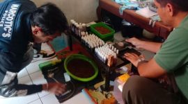 Pihak kepolisian saat menggerebek rumah produksi narkoba (Dok. Ist)