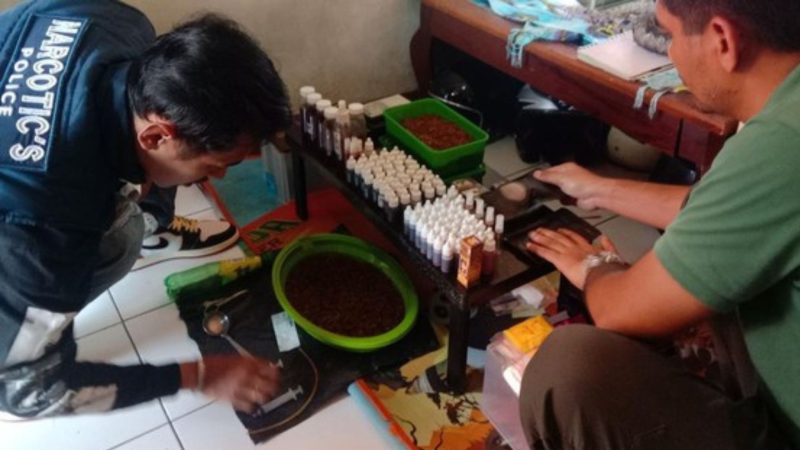 Pihak kepolisian saat menggerebek rumah produksi narkoba (Dok. Ist)