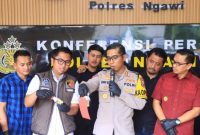 Pihak kepolisian saat mengungkap praktik pembuatan obat tikus palsu (Dok. Ist)