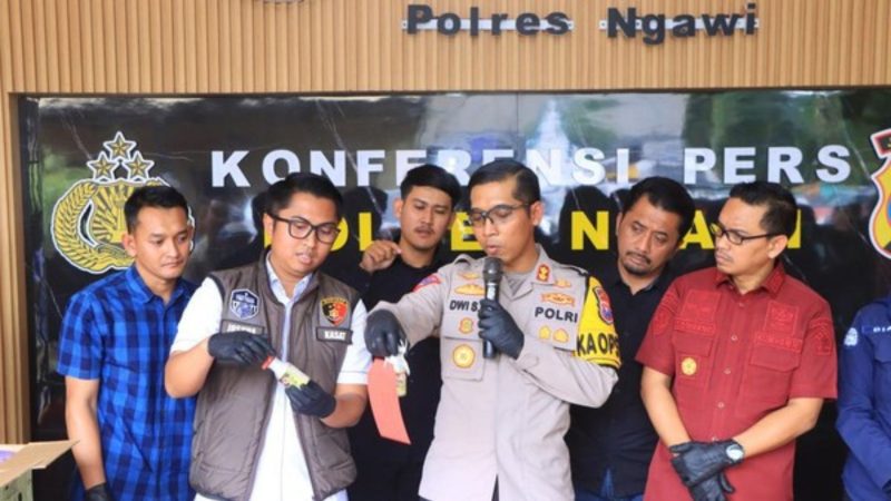 Pihak kepolisian saat mengungkap praktik pembuatan obat tikus palsu (Dok. Ist)