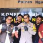 Pihak kepolisian saat mengungkap praktik pembuatan obat tikus palsu (Dok. Ist)