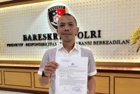 Pengacara Azizah Salsha saat menunjukkan surat laporan atas berita hoax yang menyeret istri Pratama Arhan (Dok. Ist)