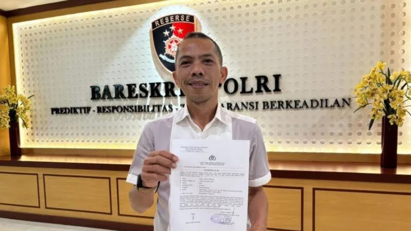 Pengacara Azizah Salsha saat menunjukkan surat laporan atas berita hoax yang menyeret istri Pratama Arhan (Dok. Ist)