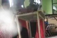 Video viral yang menunjukkan guru SMKN 12 Malang mencekik siswa (Dok. Ist)