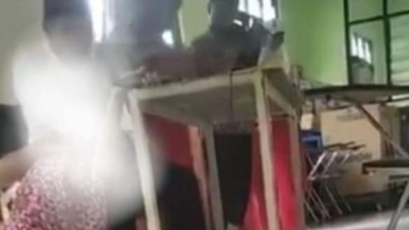 Video viral yang menunjukkan guru SMKN 12 Malang mencekik siswa (Dok. Ist)