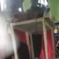 Video viral yang menunjukkan guru SMKN 12 Malang mencekik siswa (Dok. Ist)