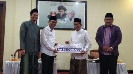 Kemenag saat memberikan bantuan kepada Ponpes Lirboyo (Dok. Ist)