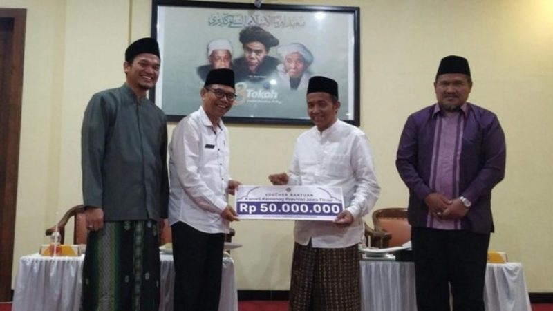 Kemenag saat memberikan bantuan kepada Ponpes Lirboyo (Dok. Ist)