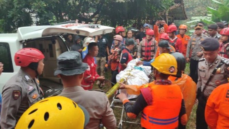 Proses evakuasi jenazah pria yang tewas di sungai  ( Dok. Ist)