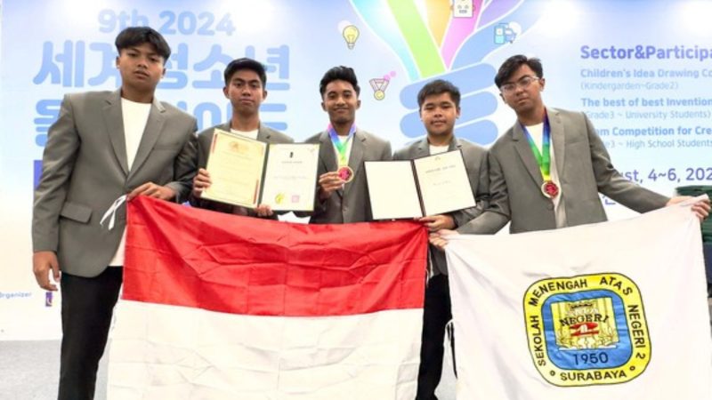 Siswa SMA 2 Surabaya yang berhasil peroleh medali emas (Dok. Ist)