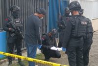 Densus 88 saat berada di rumah terduga pelaku teroris di kota Batu (Dok. Ist)