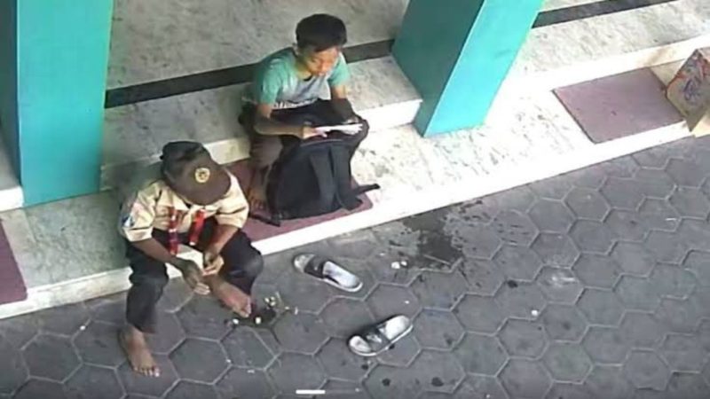 Rekaman CCTV pencurian kotak amal di Malang (Dok. Ist)