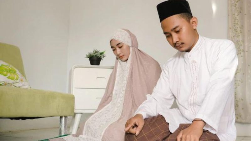 Pasutri doa minta keturunan 
(Dok. Ist)