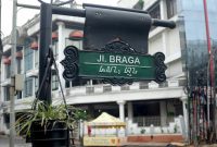 Jalan Braga menjadi tempat wisata dekat alun-alun Bandung 
(Dok. Ist)