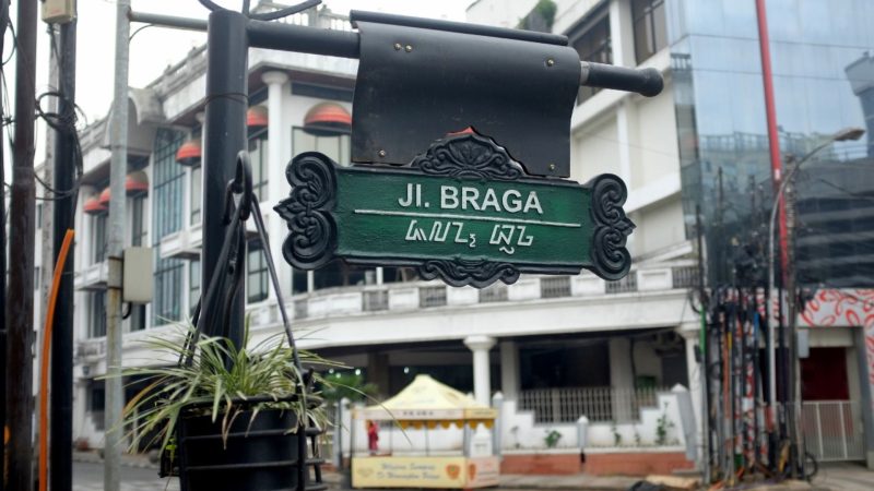 Jalan Braga menjadi tempat wisata dekat alun-alun Bandung 
(Dok. Ist)