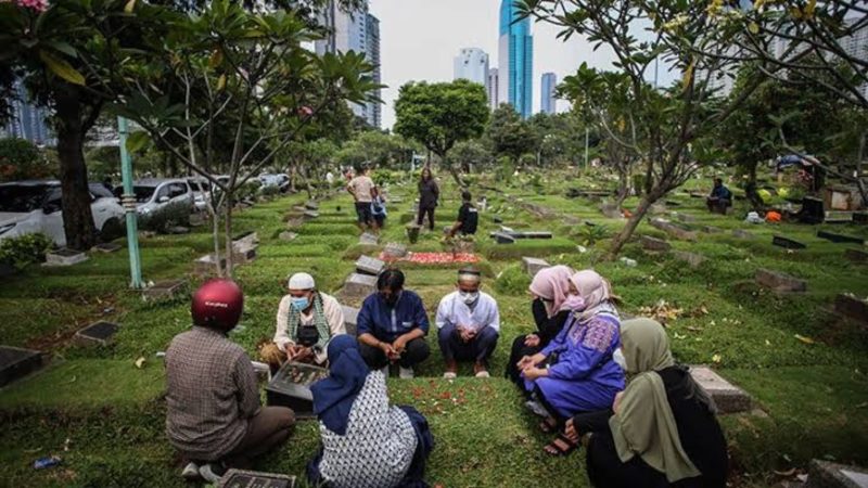 Ilustrasi orang yang sedang ziarah kubur (Dok. Ist)