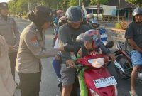 Momen Polres Ngawi bagi-bagi coklat pada pengendara motor (Dok. Ist)