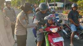 Momen Polres Ngawi bagi-bagi coklat pada pengendara motor (Dok. Ist)