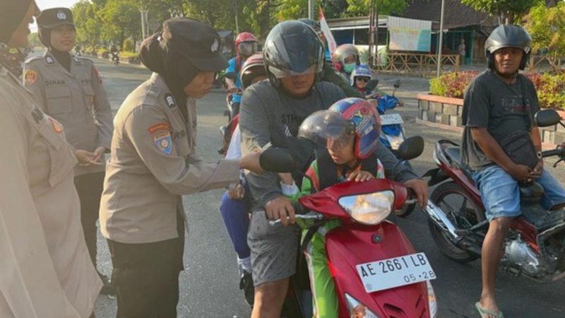 Momen Polres Ngawi bagi-bagi coklat pada pengendara motor (Dok. Ist)