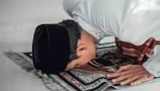 Bagaimana Cara Melaksanakan Sujud Tilawah pada Saat Sedang Sholat