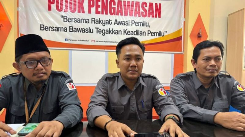 Ketua Bawaslu Madiun saat mengklarifikasi kasus penyebaran uang saat kampanye (Dok.ist)