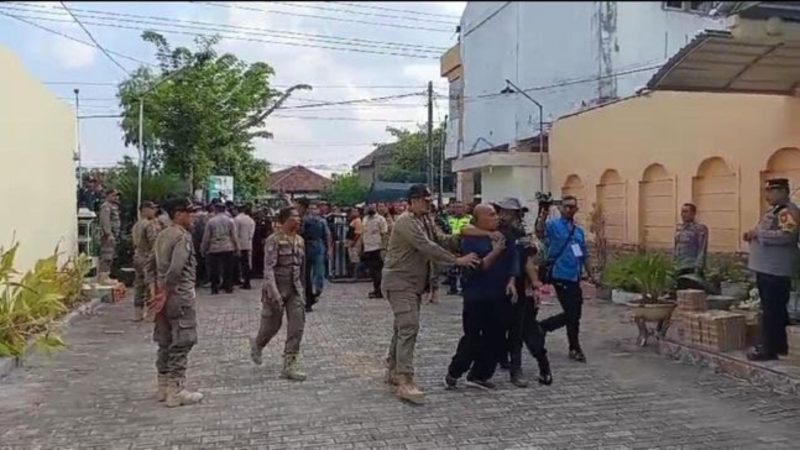 Sopir Kadinsos Madiun Nyaris Dikeroyok (Dok. Ist)