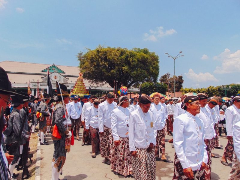 Siapa yang Menciptakan Tradisi