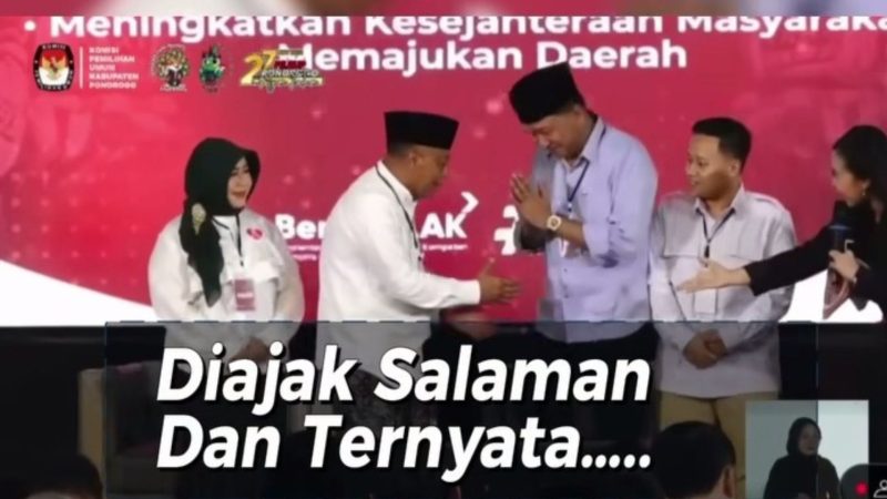 Debat Pilbup Ponorogo, Ipong tolak jabat tangan dengan sugiri
(Dok. Ist)