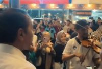 Jokowi saat malming di pasar malam
(Dok. Ist)