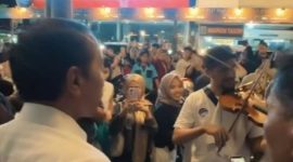 Jokowi saat malming di pasar malam
(Dok. Ist)